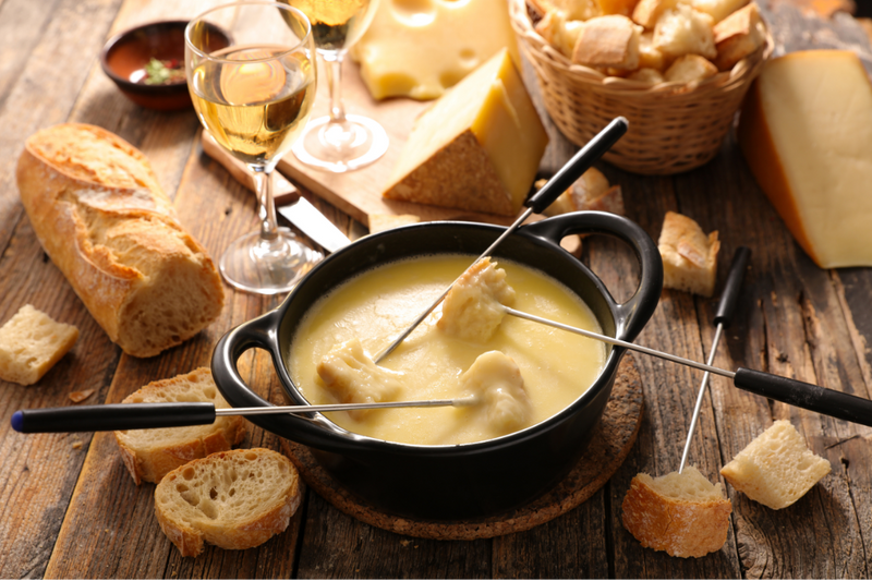 Zwitserse fondue: Een geschiedenis van samenzijn en traditie
